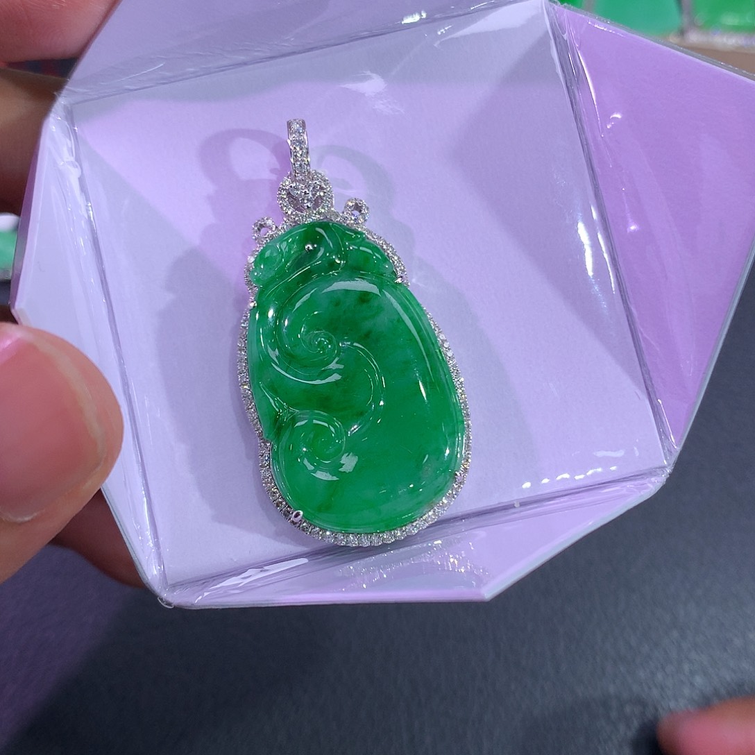 翡翠吊坠(赠链)18K金镶嵌