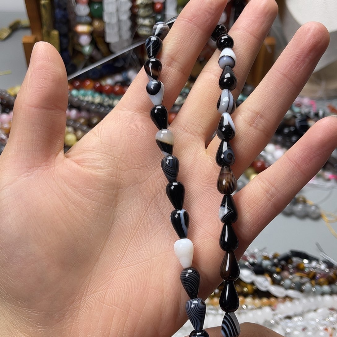 玛瑙/玉髓未镶嵌珠宝半成品8×12黑蚕丝玛水滴一条