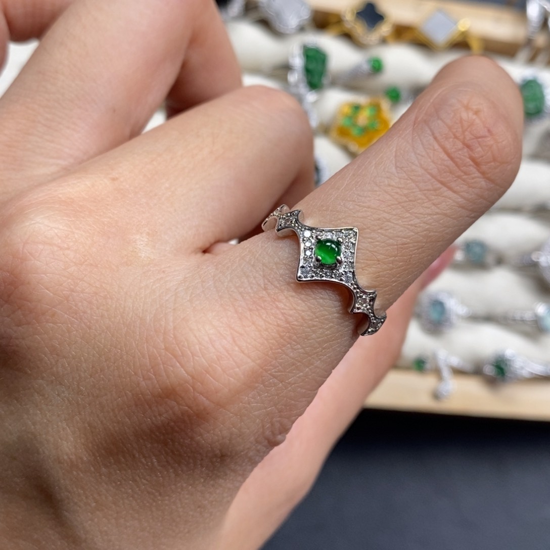 翡翠颈饰未镶嵌翡翠