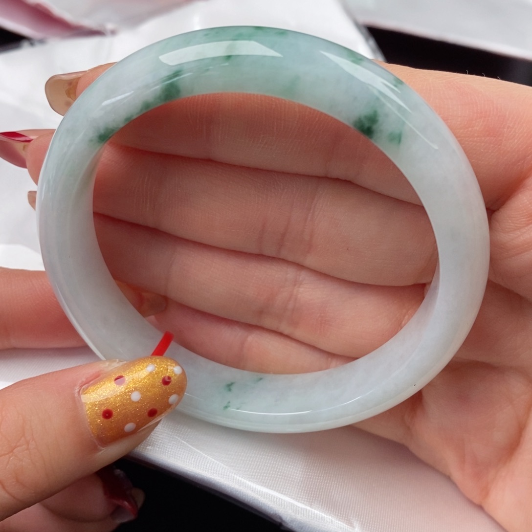 翡翠手镯未镶嵌?**子5758口