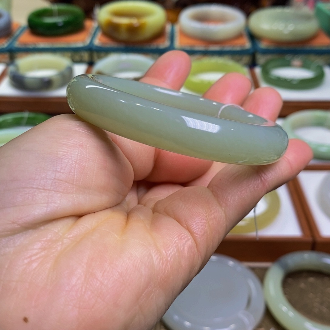 和田玉手镯未镶嵌新疆且末奶蓝56.57