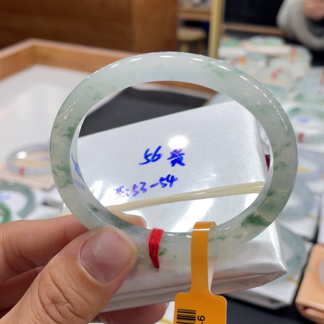 翡翠手镯未镶嵌56贵