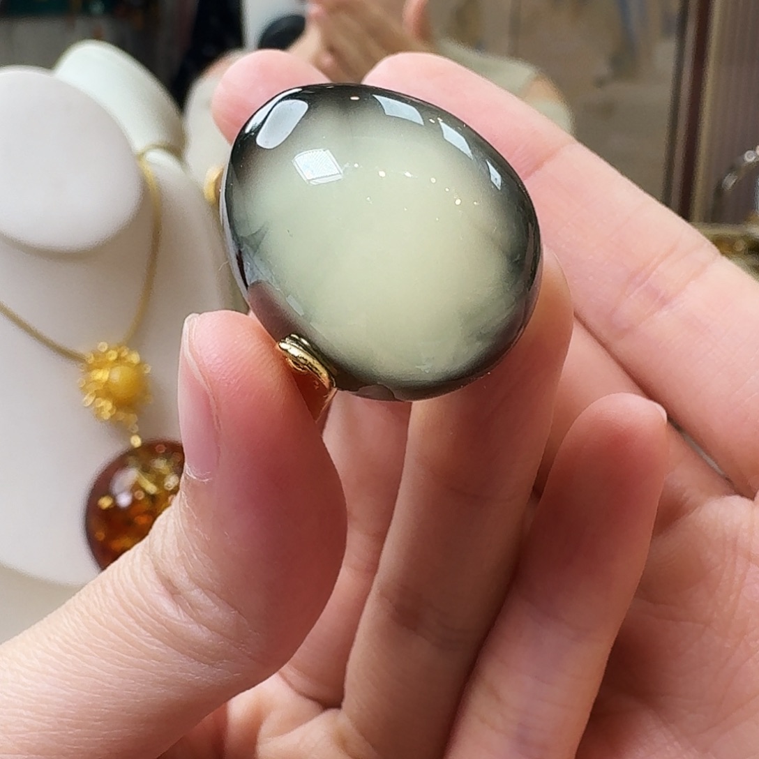 琥珀未镶嵌颈饰戒指