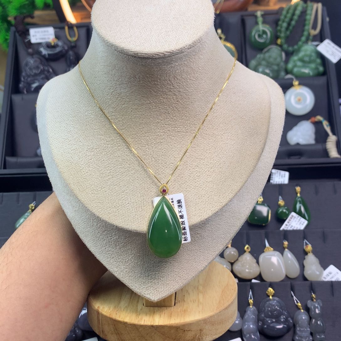 和田玉吊坠18K金镶嵌