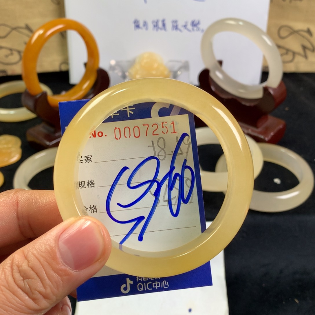 石英质玉（黄龙玉）手镯未镶嵌