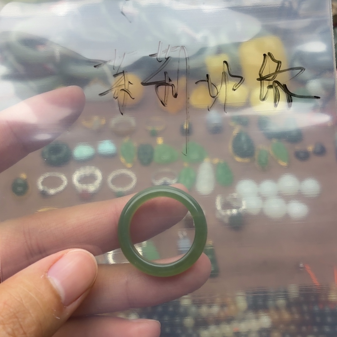 茉***绿和田玉未镶嵌戒指