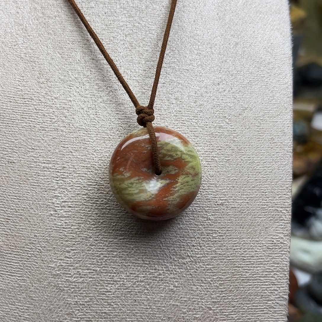 岫玉未镶嵌颈饰辽阳料粉扣子有个棉坑在上面