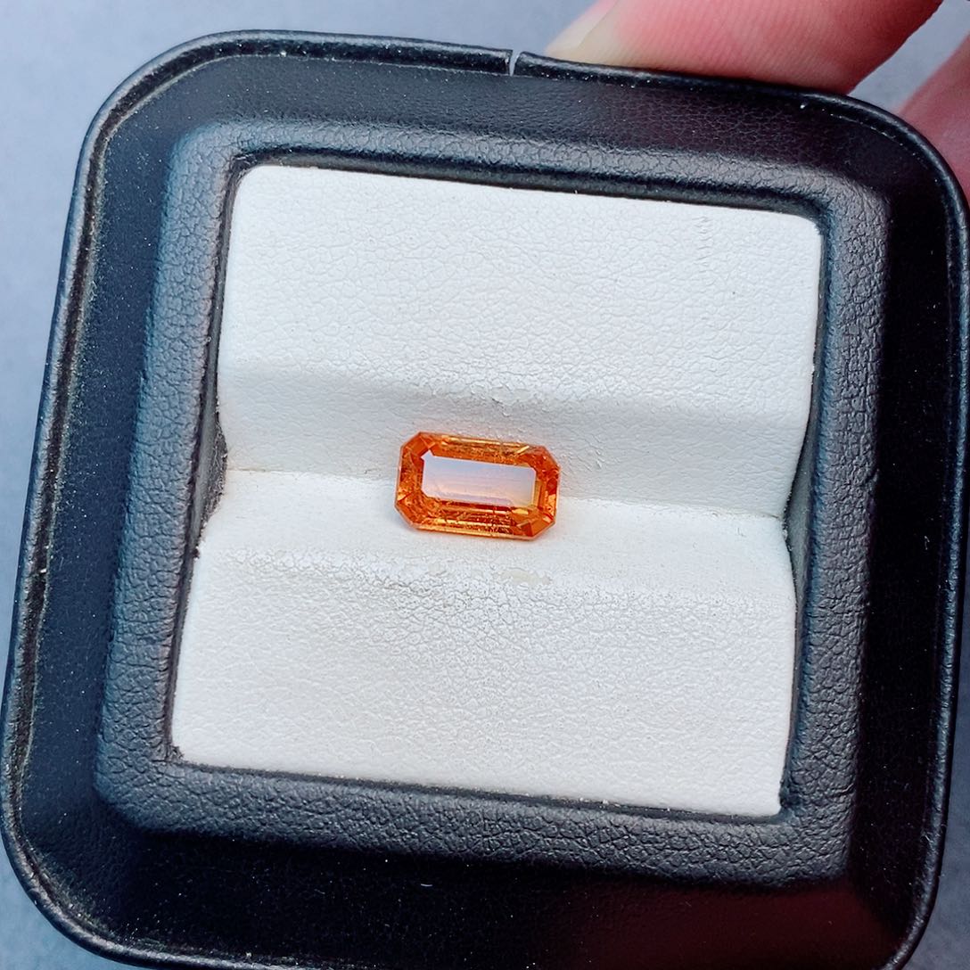 未镶嵌石榴石（芬达石）珠宝半成品2.95ct 