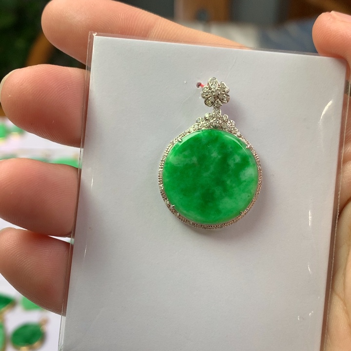 翡翠18K金镶嵌颈饰翡翠吊坠