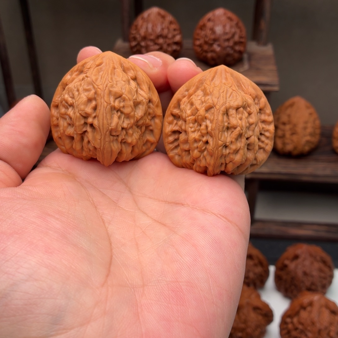 L***N文玩核桃吊坠原树虎头王