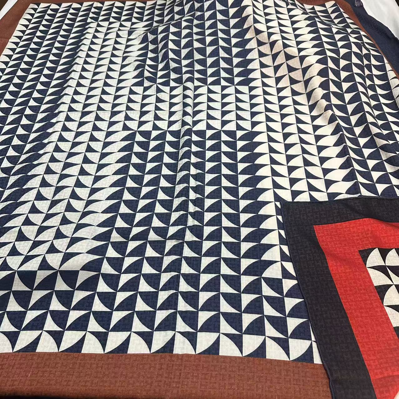 140提花丝毛方巾-半圈黑白格 双面135cm丝巾