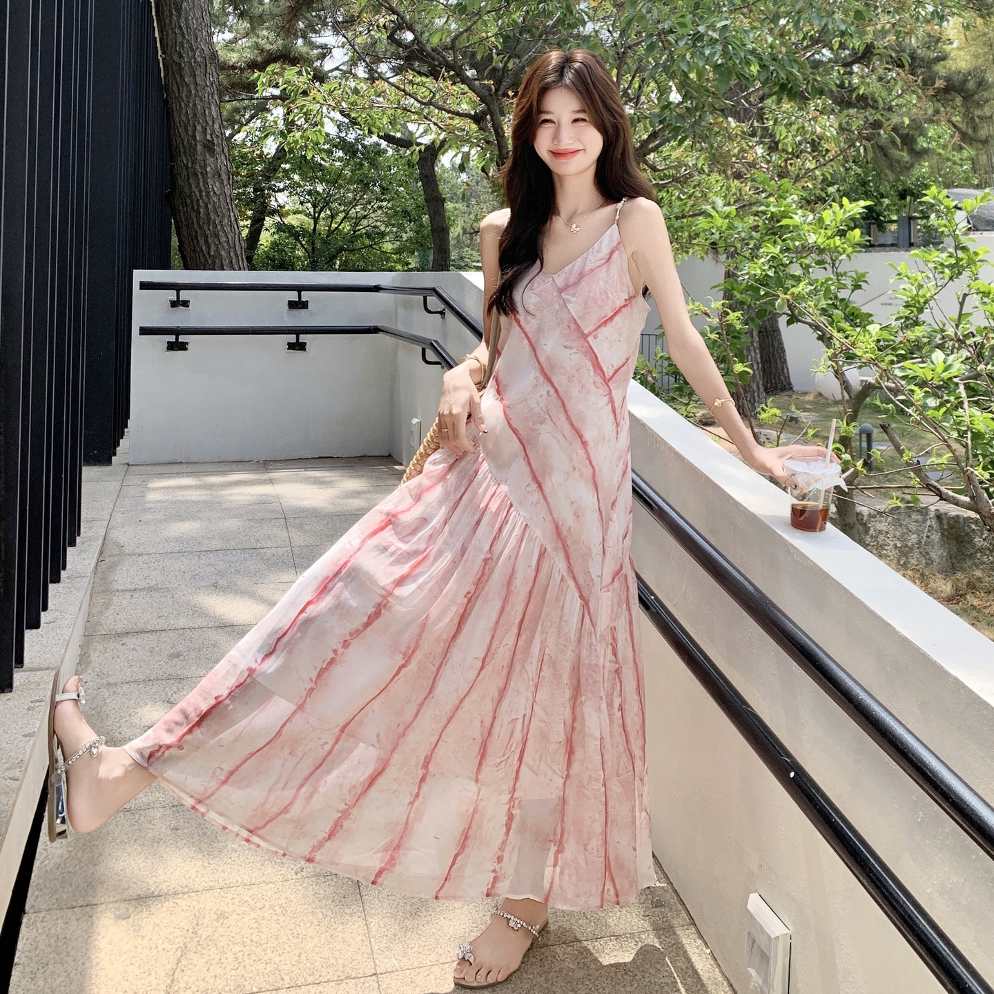 粉色法式设计感晕染条纹印花连衣裙女2025夏新款慵懒风气质吊带裙