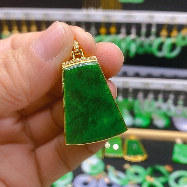翡翠吊坠(赠链)18K金镶嵌吊坠