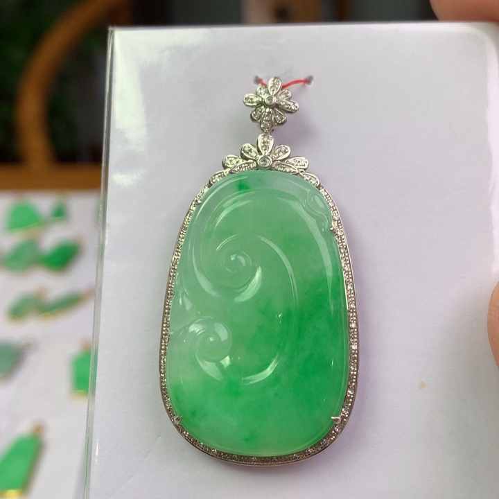 翡翠18K金镶嵌颈饰