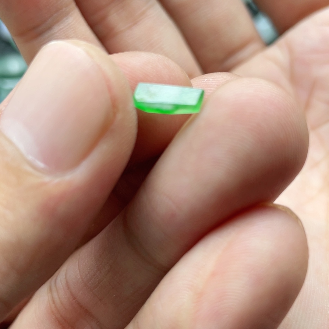 小***儿翡翠未镶嵌颈饰翡翠