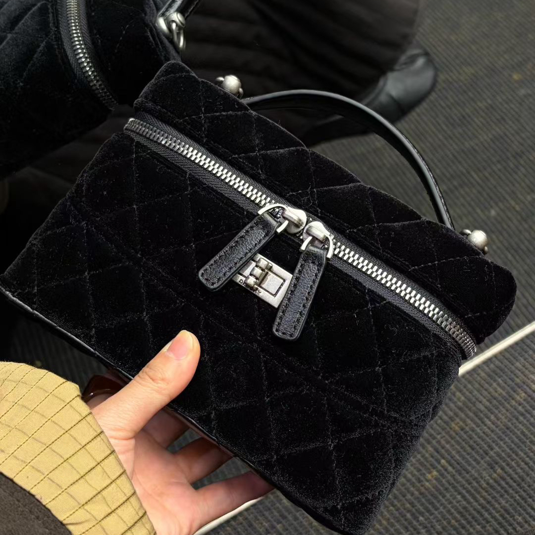 2025新款高级感绒面菱格时尚简约精致小香风手提包女