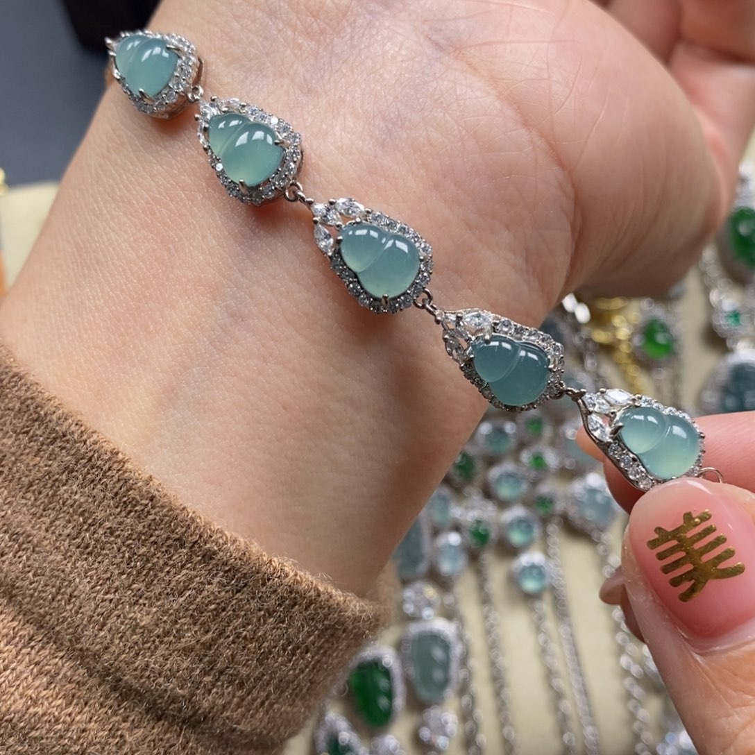 翡翠颈饰未镶嵌翡翠