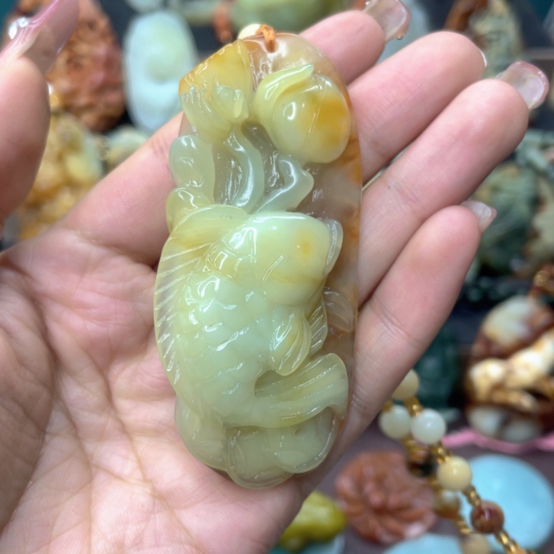 蛇纹石玉颈饰未镶嵌