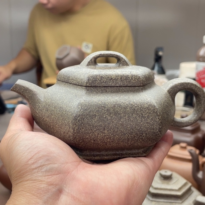 茶壶紫砂六方虚扁，手工泥