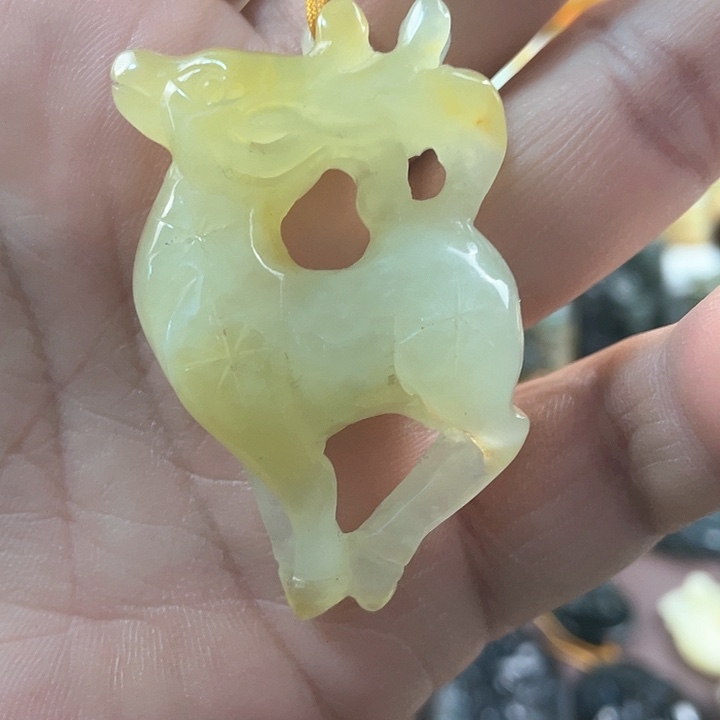 蛇纹石玉颈饰未镶嵌