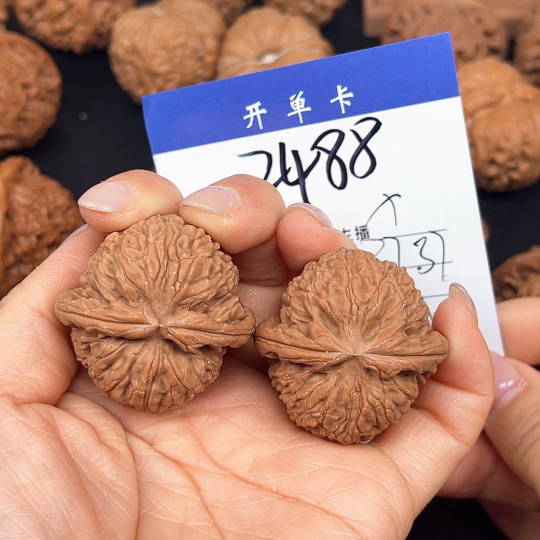 文玩核桃吊坠球白。37尺2488