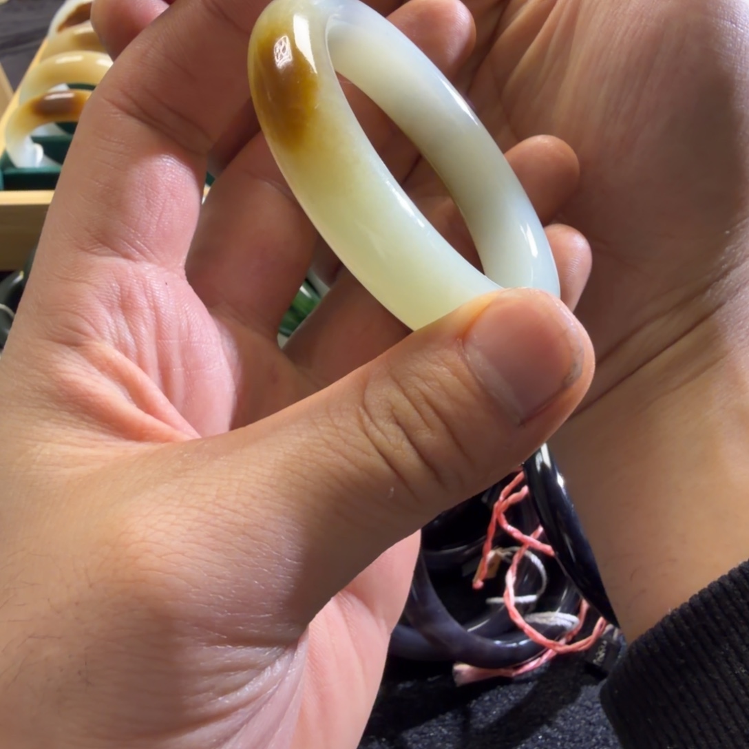 和田玉未镶嵌手镯