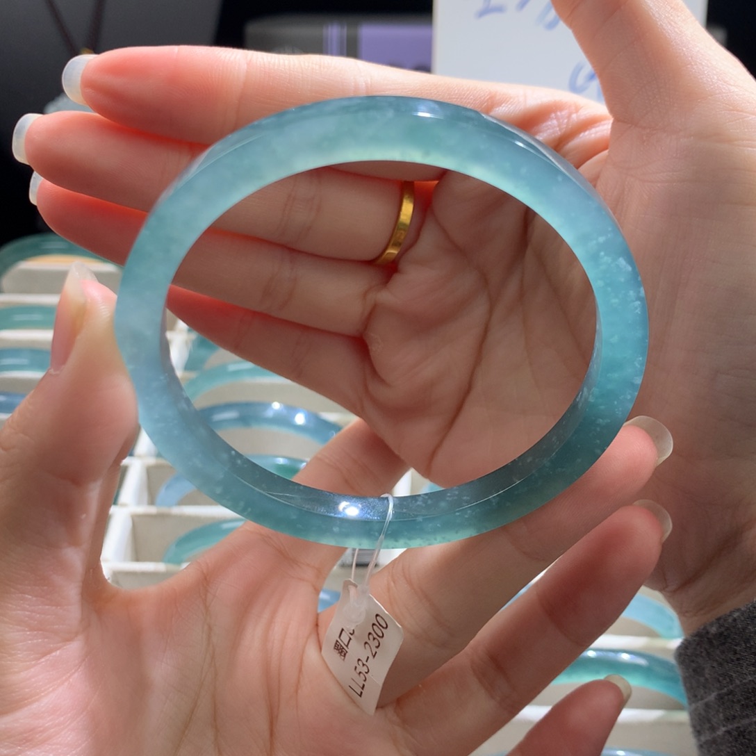 翡翠未镶嵌手镯纯天然