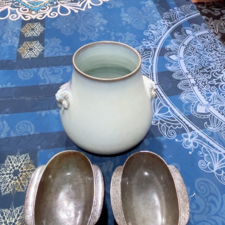碟垚器型规整，釉水温润