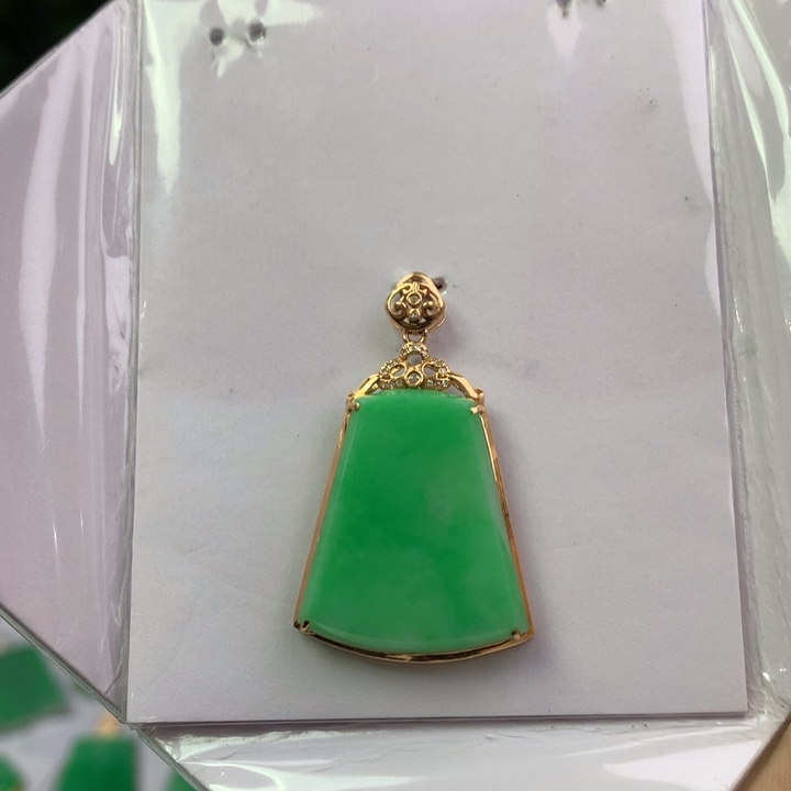 翡翠18K金镶嵌颈饰翡翠吊坠