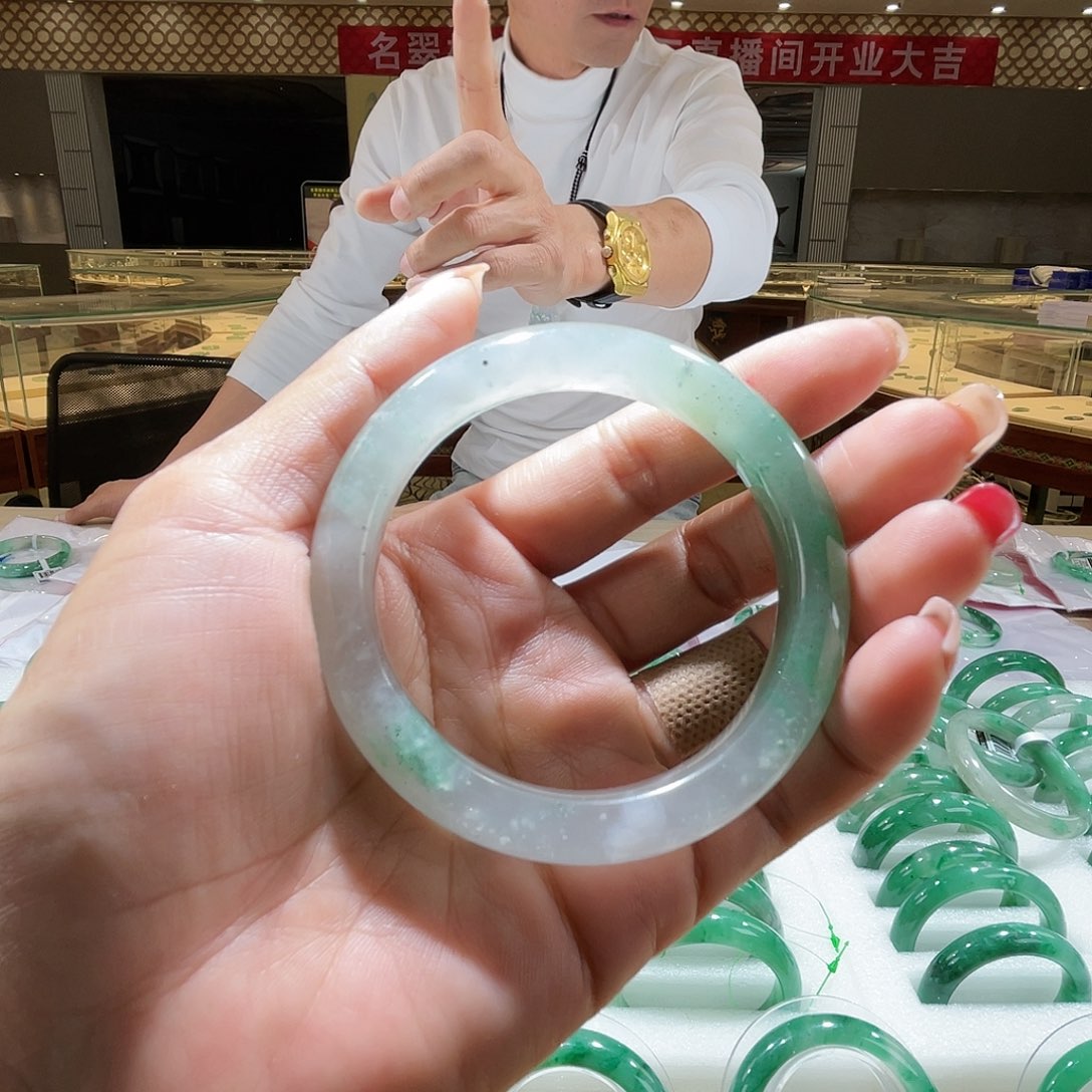 石英质玉颈饰未镶嵌一个