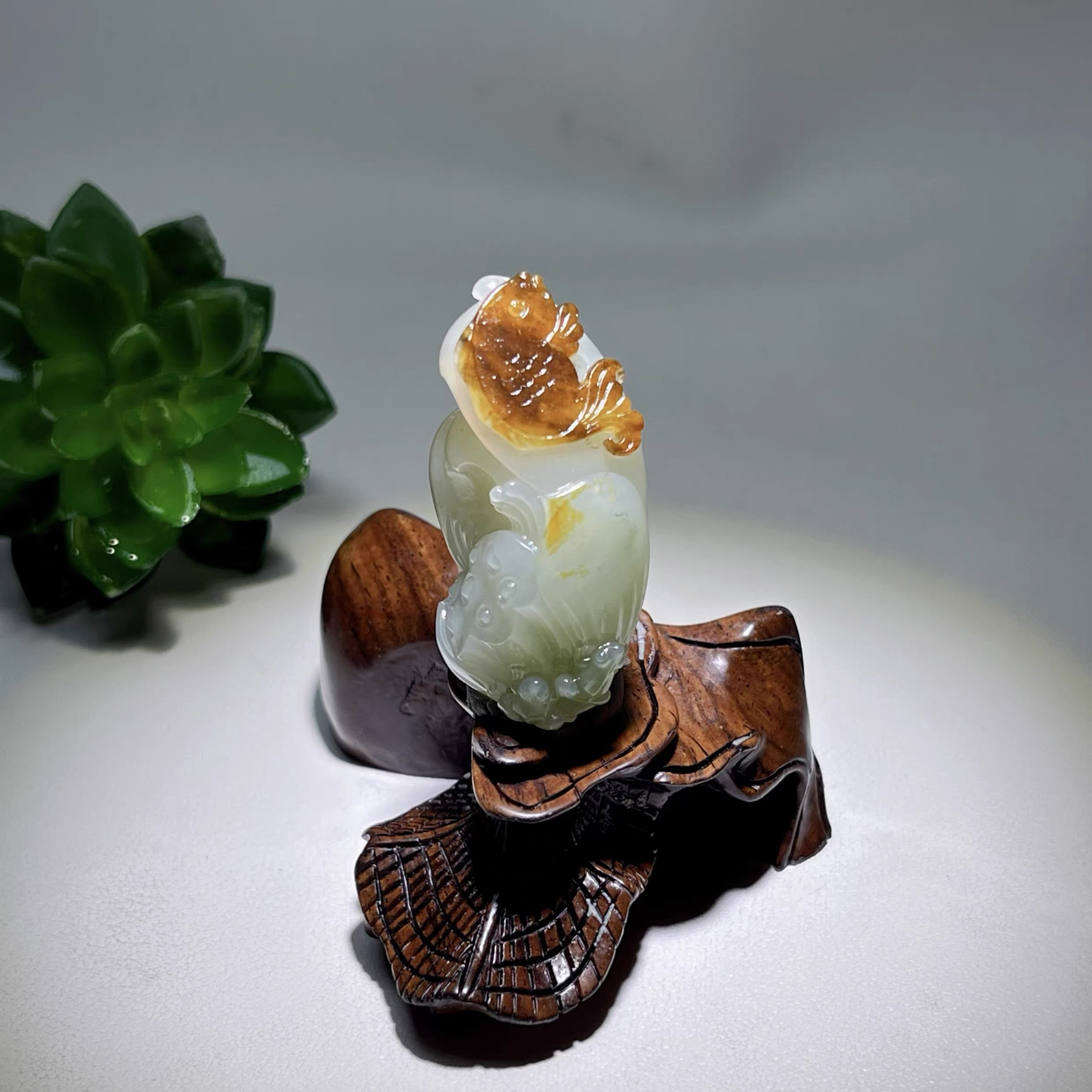 新疆和田玉籽料《莲莲有余》吊坠 尺寸46*25*20*32克