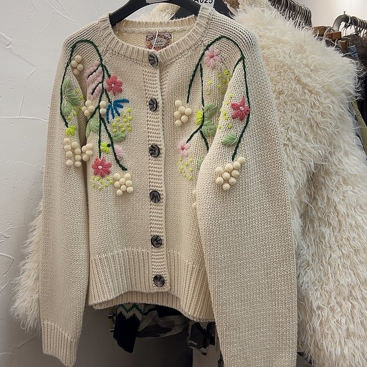 懒***猫手工花朵 奶白色毛衣