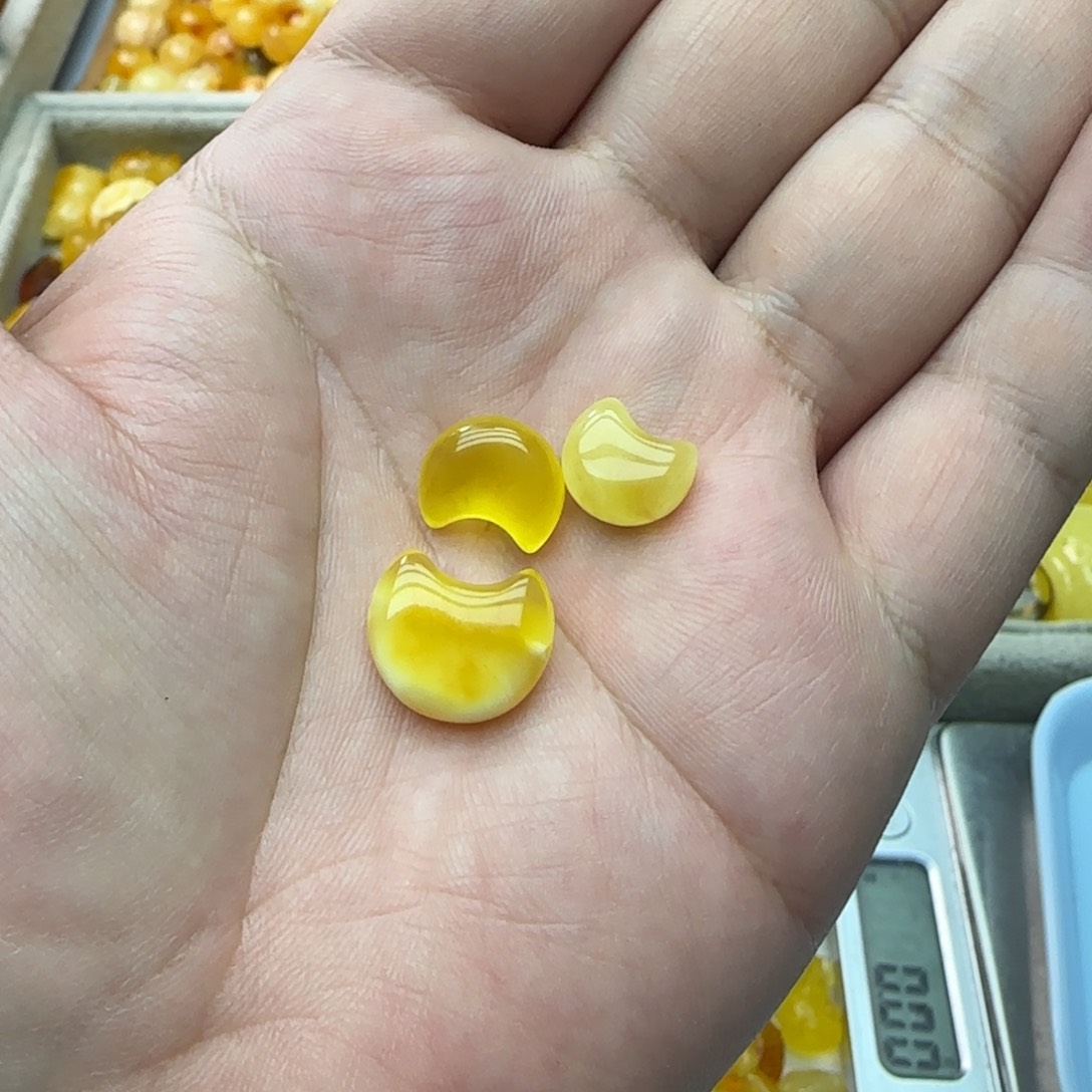 琥珀未镶嵌裸石1.8克一组