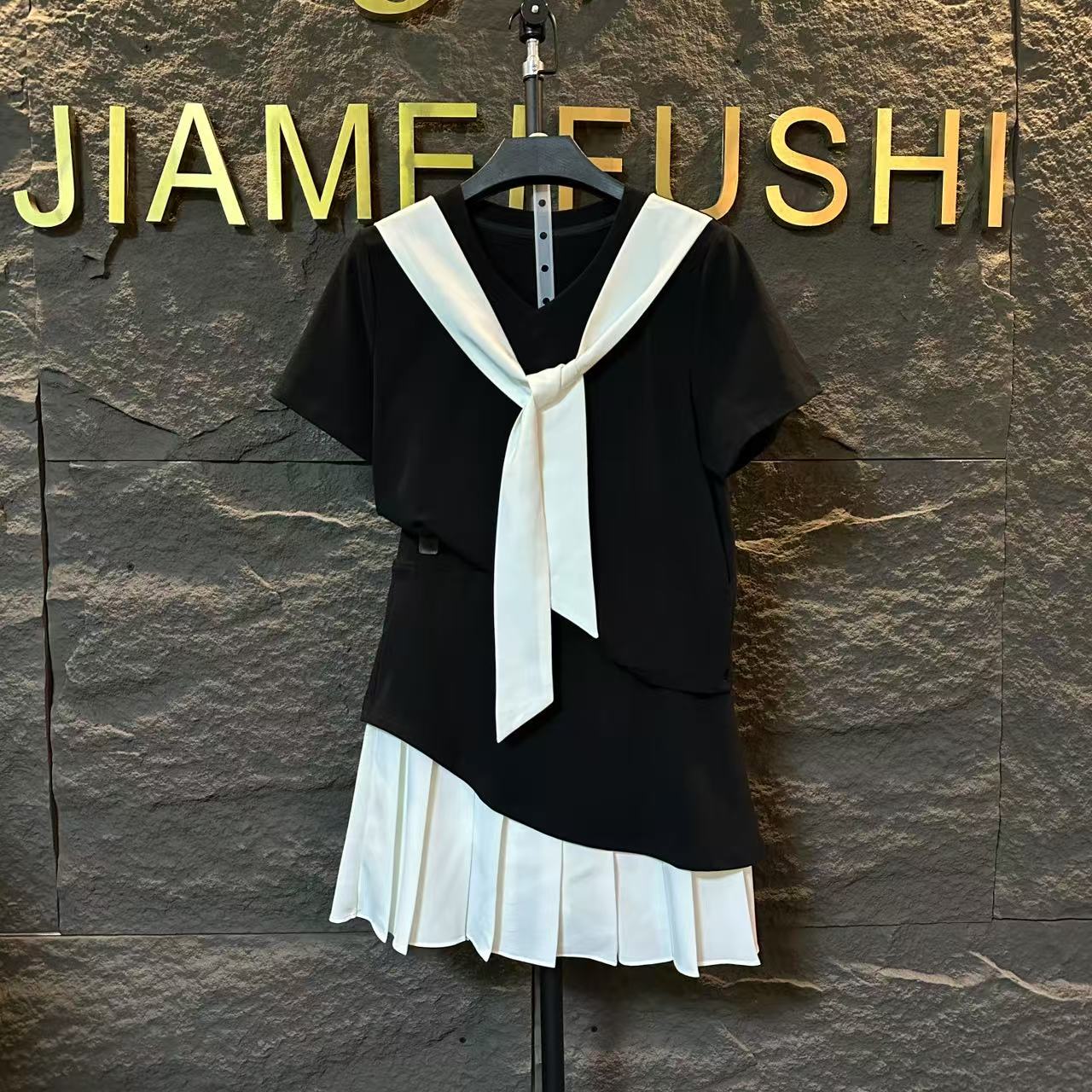 2025新款黑白V领短袖拼接百褶半裙休闲套装1267