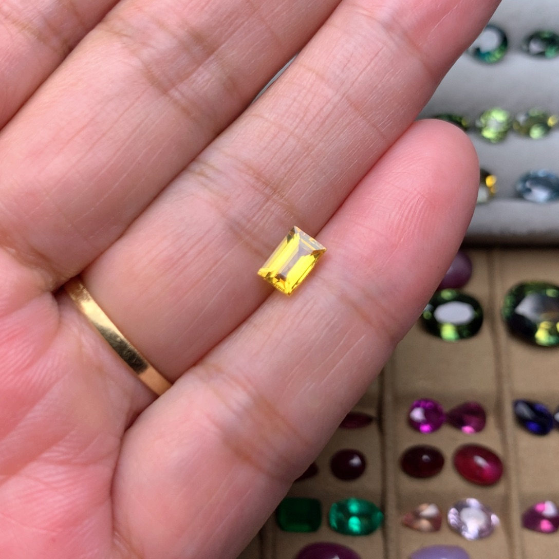 蓝宝石裸石未镶嵌