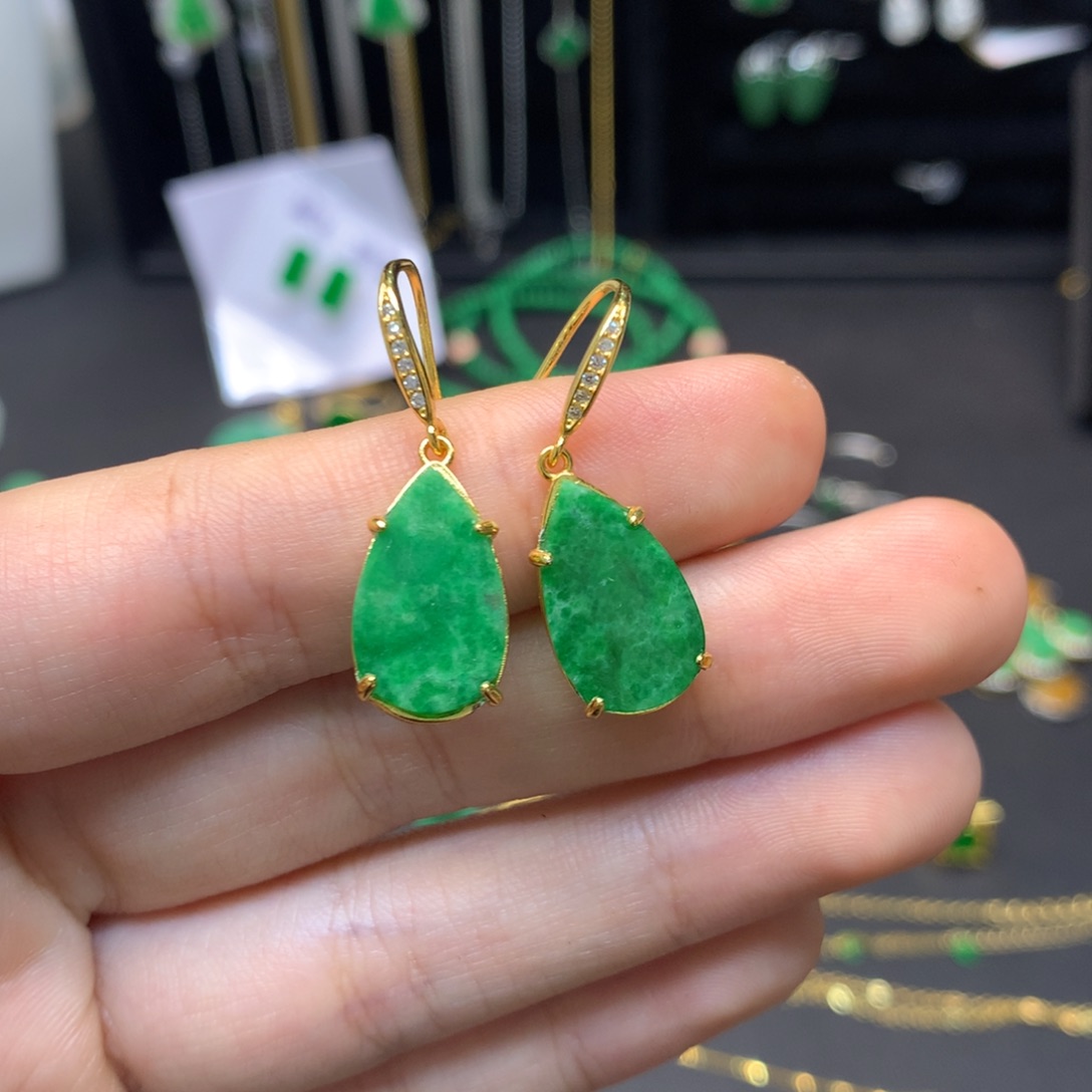 翡翠未镶嵌耳饰有纹裂