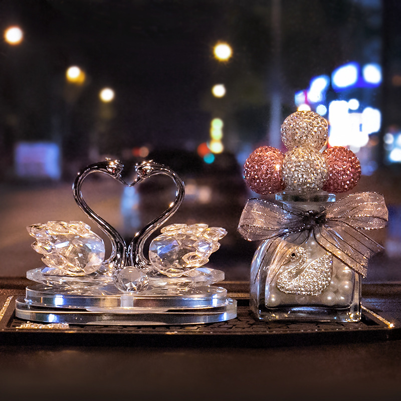女高档水晶天鹅座香薰 香水汽车装饰摆件 孕婴可用 淡香