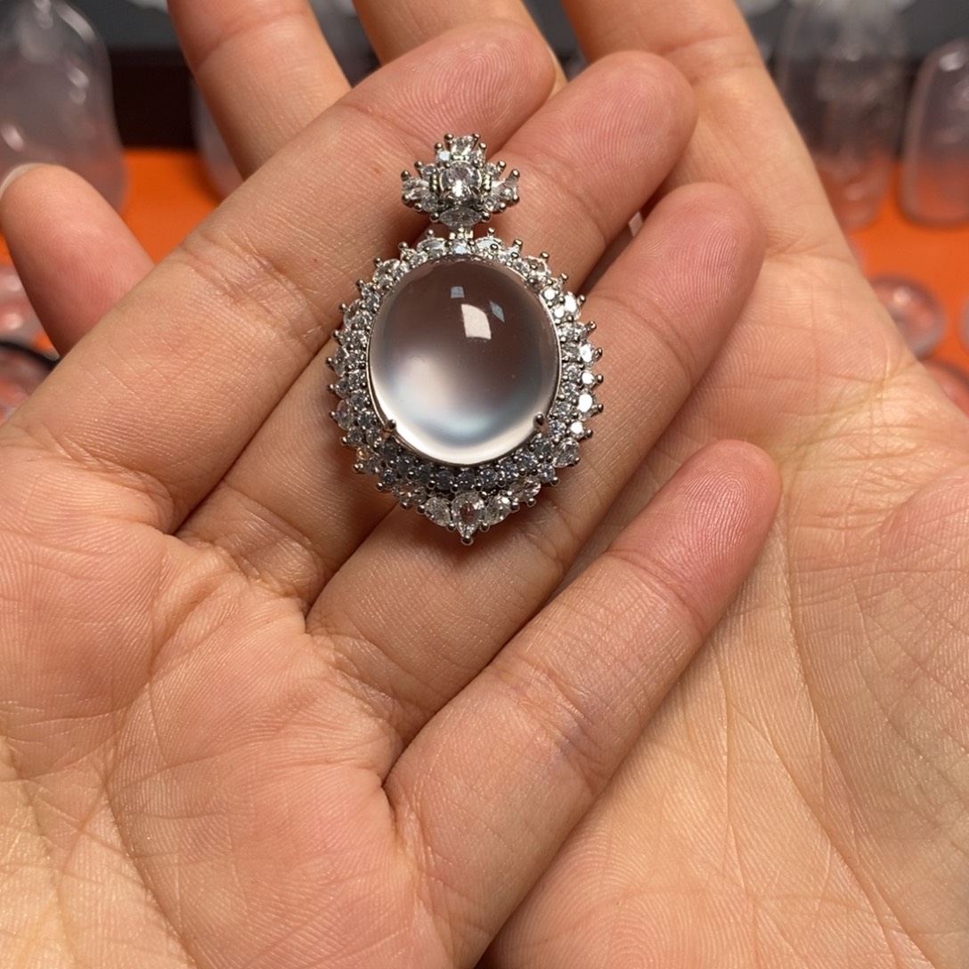 财***。石英质玉合金颈饰