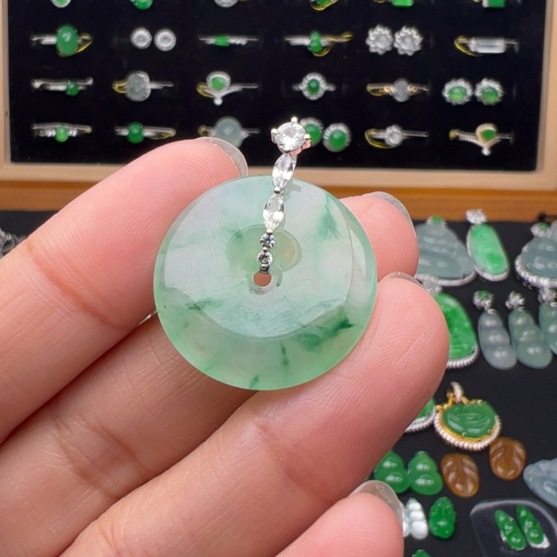 翡翠18K金镶嵌颈饰扣