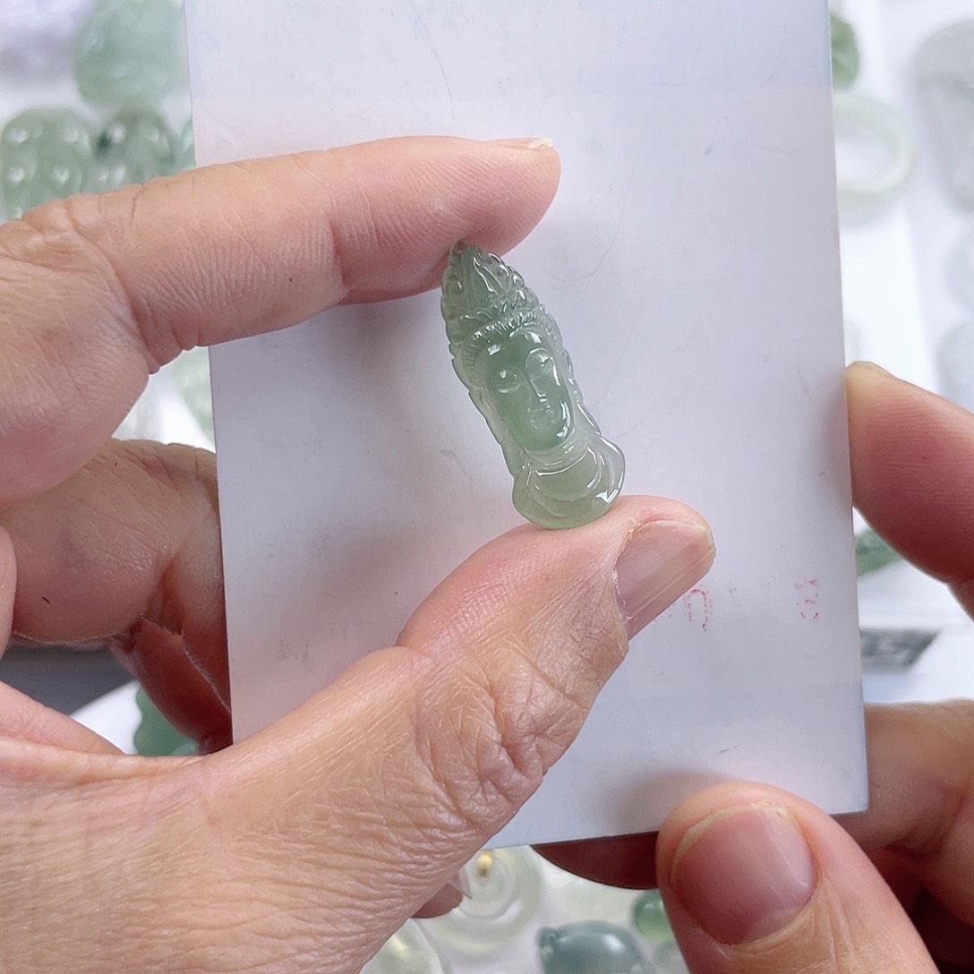 翡翠颈饰未镶嵌观音