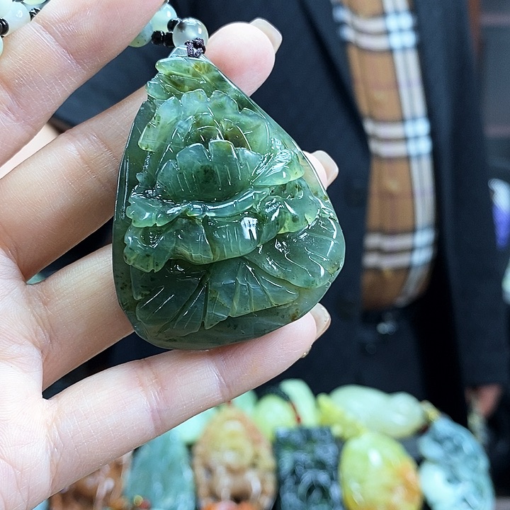 蛇纹石玉吊坠未镶嵌