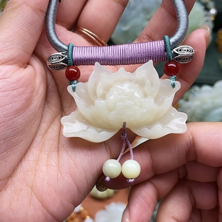 蛇纹石玉吊坠合金