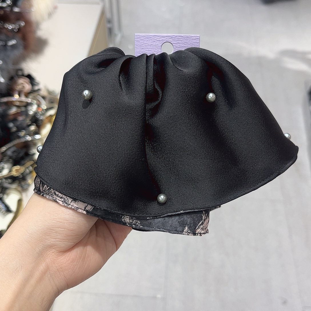 布艺非金属泡菜黑色缎面裙摆带珠马尾抓