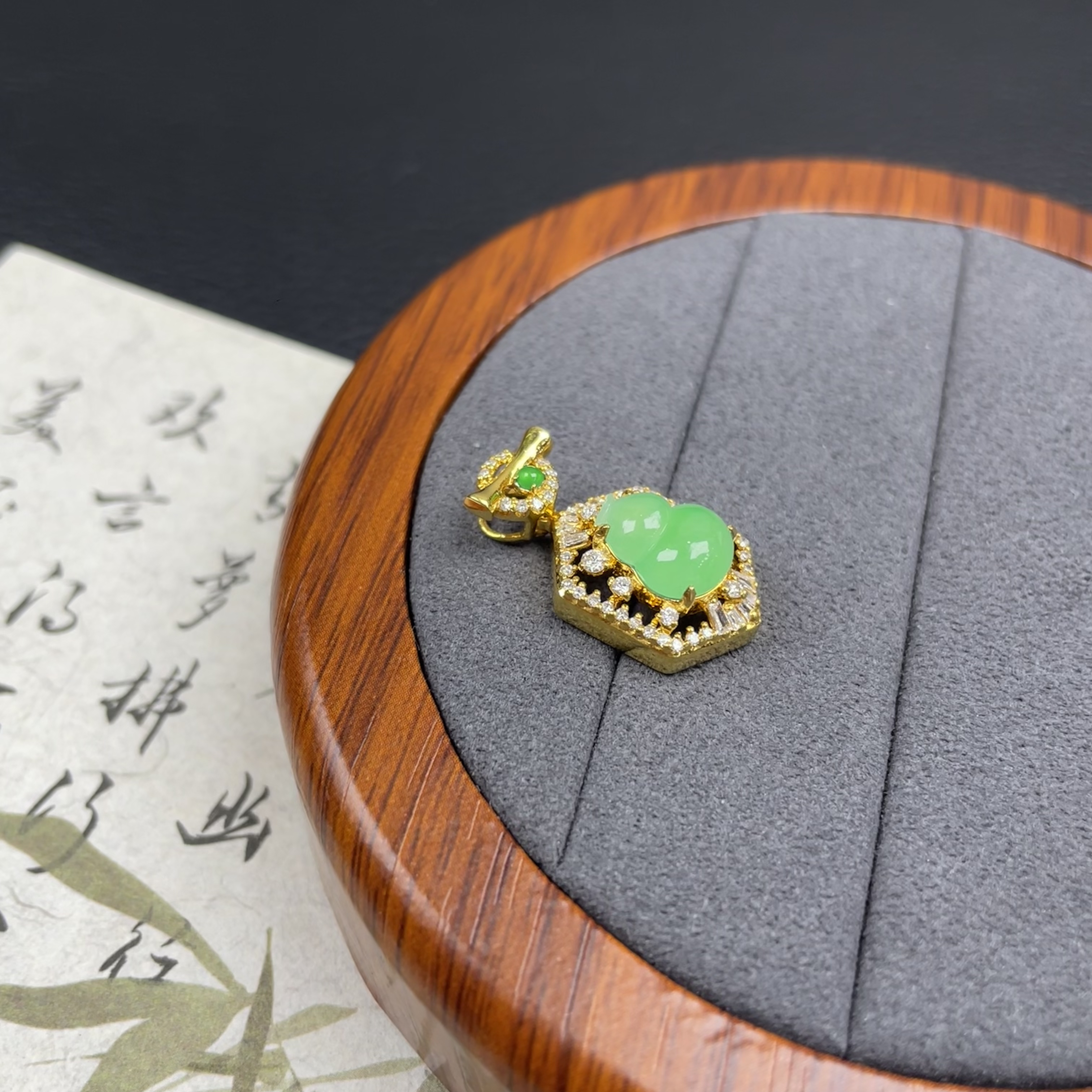 阳绿葫芦—翡翠18K金镶嵌吊坠(赠链)