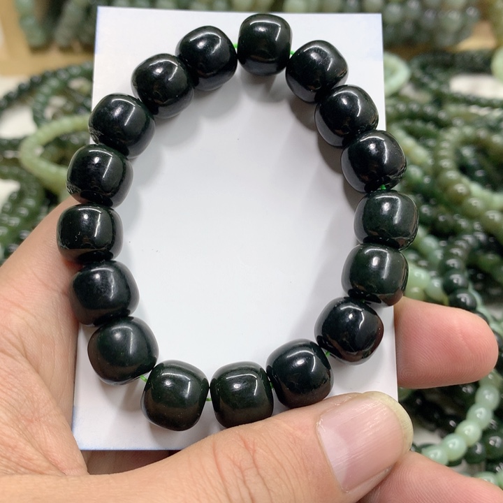 明***月和田玉未镶嵌珠宝奇石