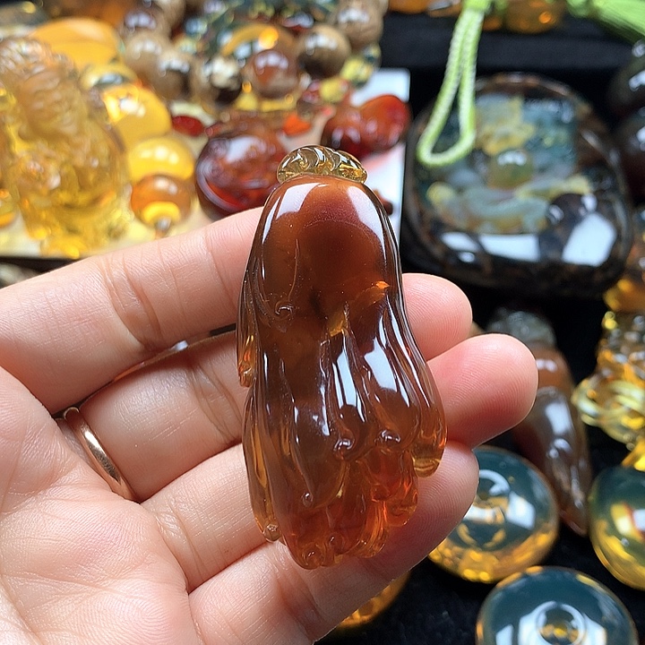 琥珀未镶嵌裸石金红雕刻佛手瓜吊坠
