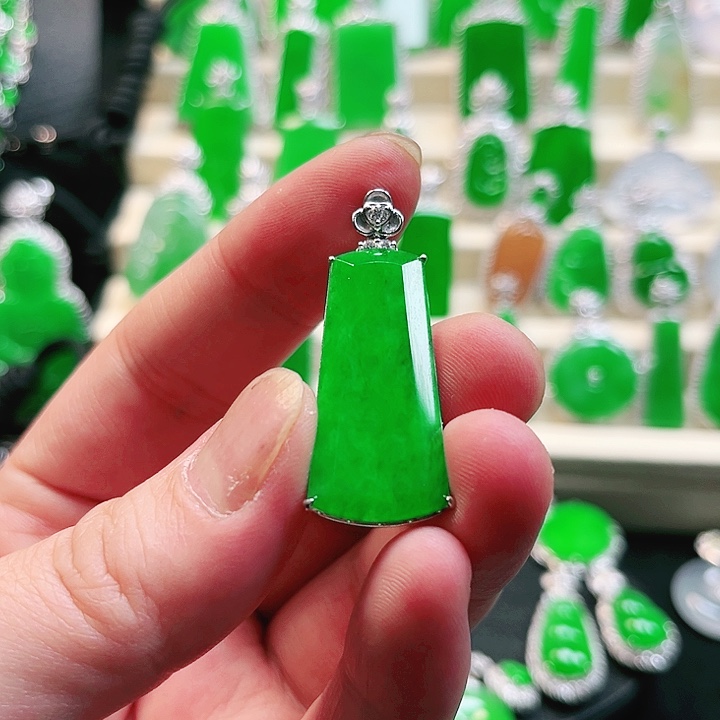 翡翠吊坠(不含链)18K金镶嵌无事牌