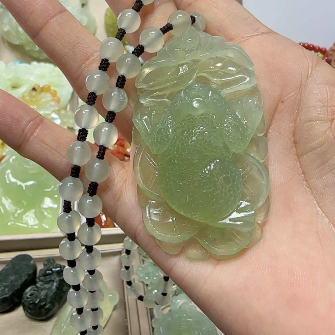 未镶嵌蛇纹石玉吊坠