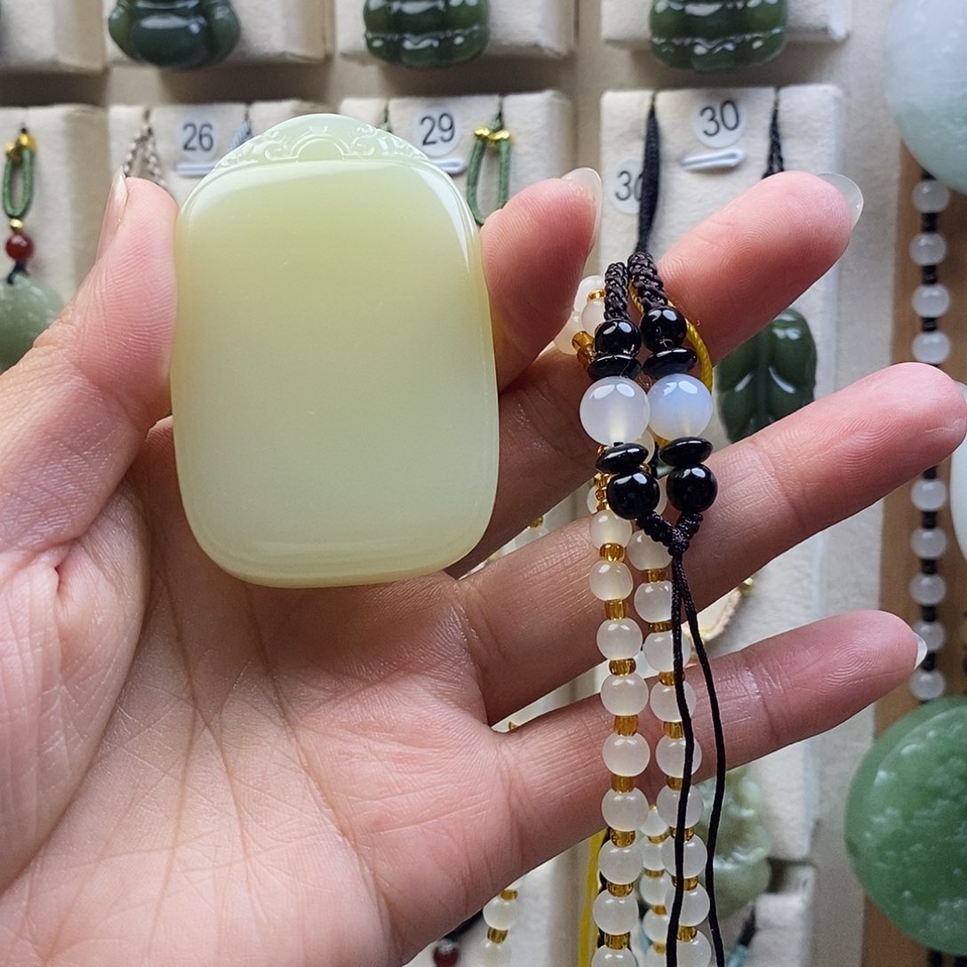 颈饰未镶嵌石英质玉