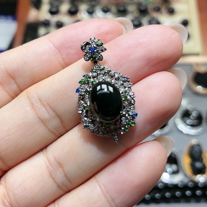 翡翠18K金镶嵌颈饰